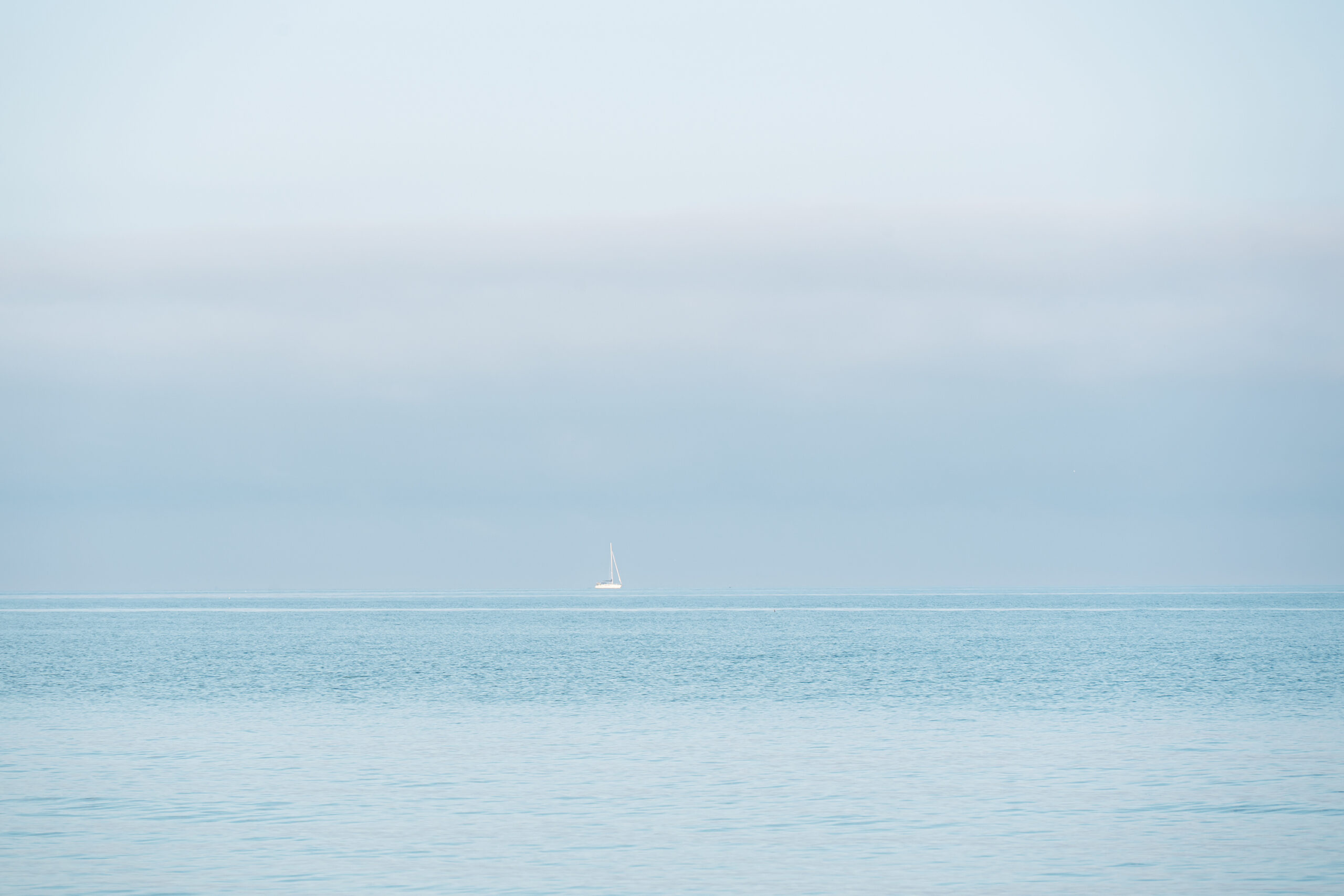 穏やかな海を進むヨット